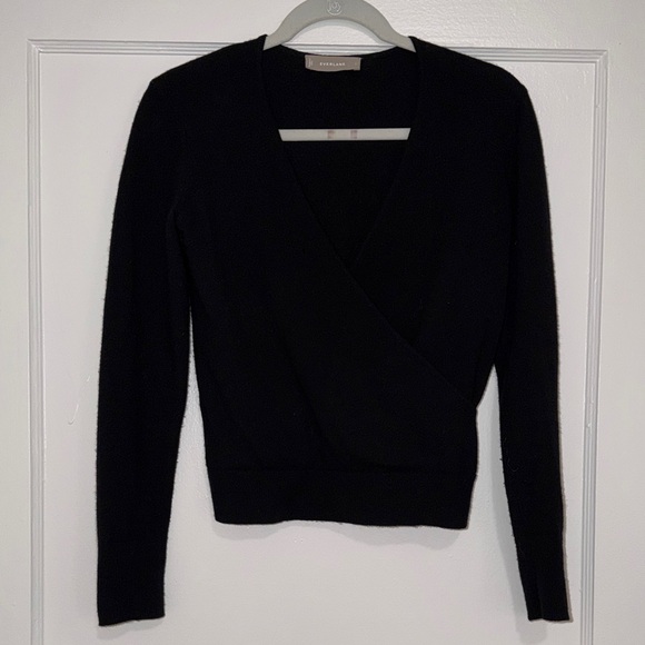 EVERLANE The Cashmere Wrap Sweater in Black - Picture 3 of 4